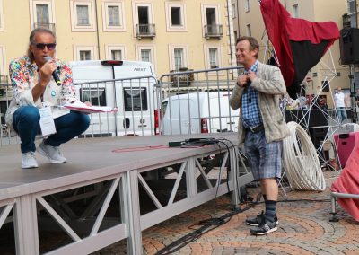Il presentatore Carlo Benvenuto con Adrian Kaye in piazza Chanoux