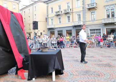 Adrian Kaye in piazza Chanoux