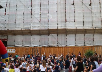 Patrizia Moretti e le bolle di sapone in piazza Roncas