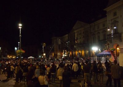 La folla in piazza Chanoux durante lo spettacolo di Silvia Martini